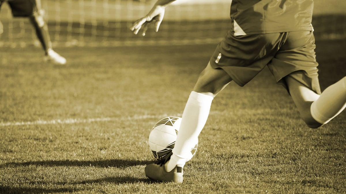 En fotbollsspelare tar sikte mot mål.