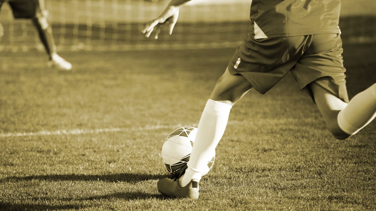 En fotbollsspelare tar sikte mot mål.