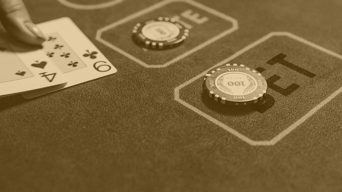 En person spelar blackjack mot en dealer i Golden Bull live casino.