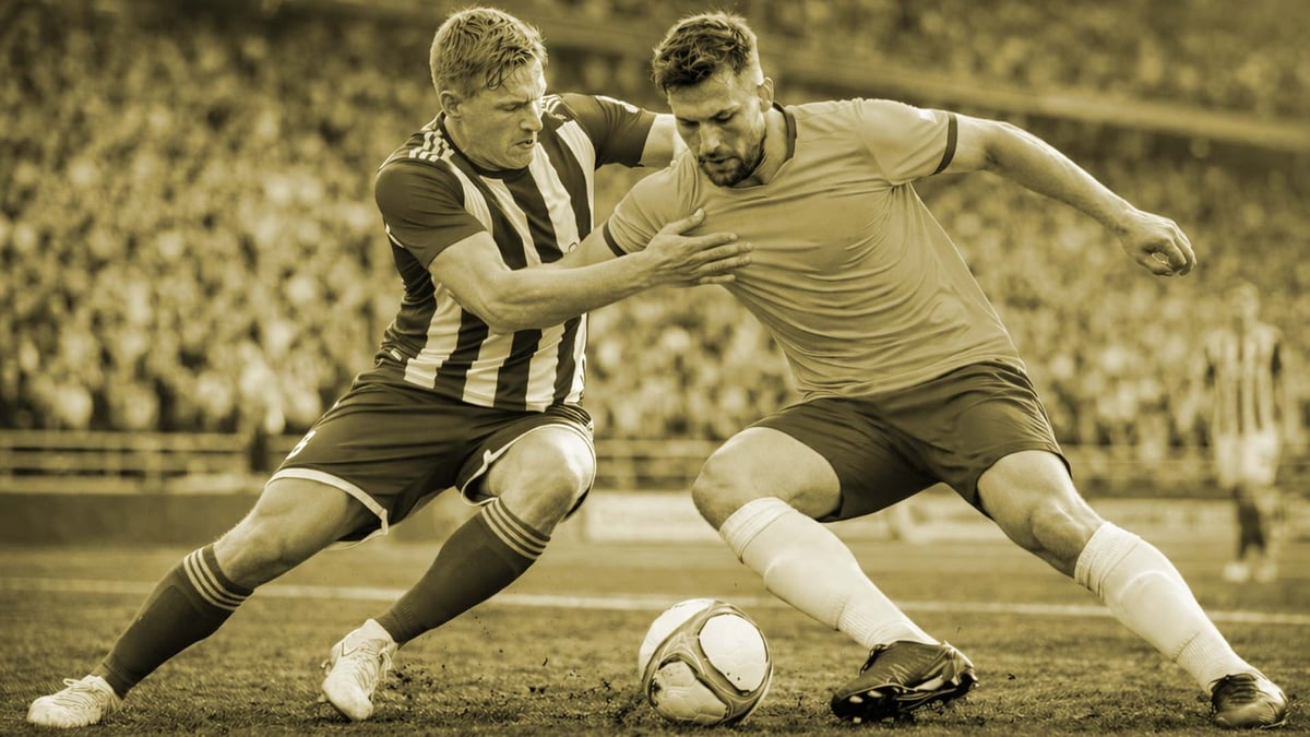 Två spelare tävlar om bollen i Allsvenskan