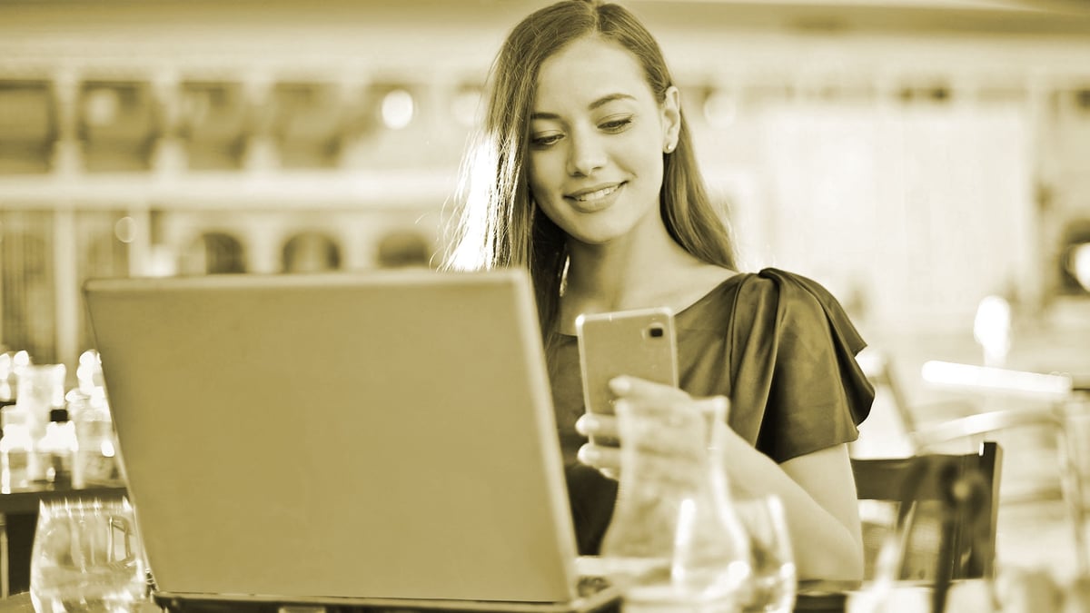 En kvinna besöker Golden Bull på datorn och mobilen.