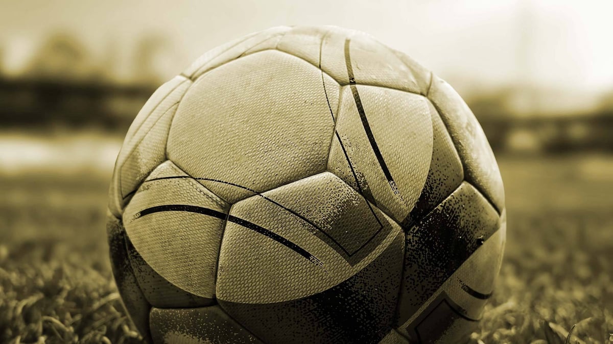 Fotbollsspelare tävlar om bollen
