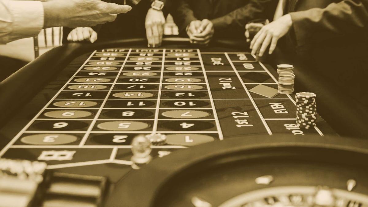 Några som spelar roulette på ett casino.