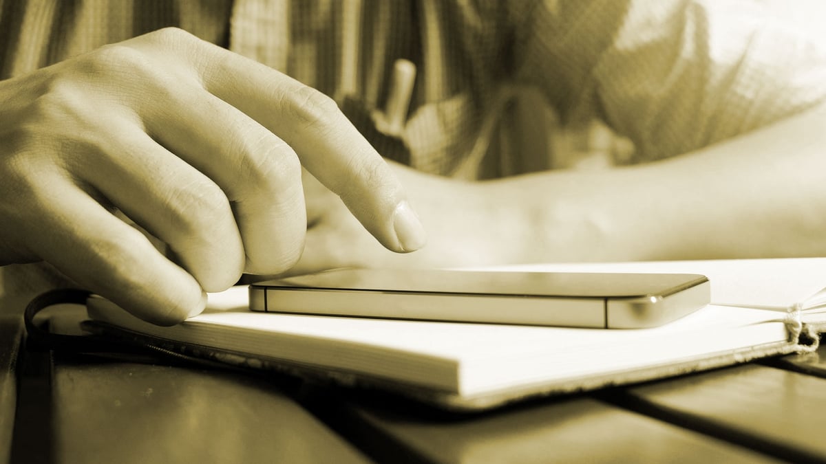 En spelare som betalar med Swish hos Golden Bull.