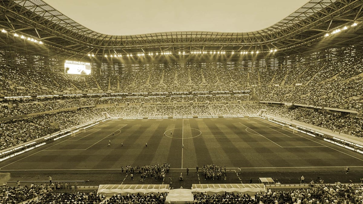 En stor fotbollsarena med en match där många spelar på livebetting på fotboll.