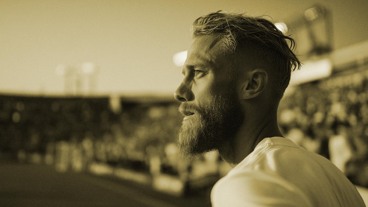 En fotbollsspelare i Superettan springer ut på planen.