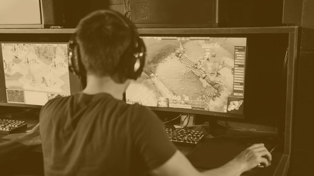 Spelare i headset fokuserar på en esportmatch.