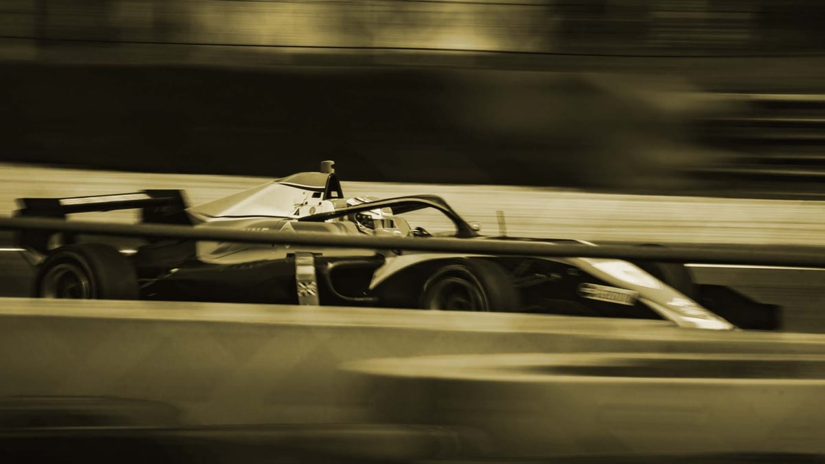 En F1 bil mitt under ett intensivt lopp.