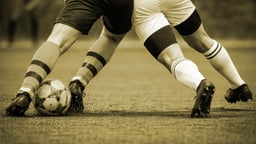 Två spelare i Superettan kämpar om bollen