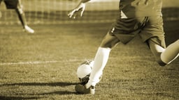 En fotbollsspelare tar sikte mot mål.