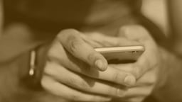 En person spelar Golden Bulls videoslots på mobilen.