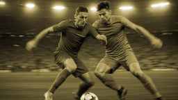 Två spelare tävlar om bollen i FIFA eFotboll.