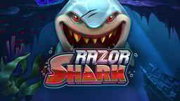 Razor Shark-slot med undervattenstema, symboler som hajar och skatter syns på hjulen.