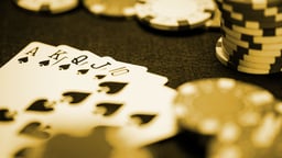 Stillbild ur ett parti online poker på ett live casino.