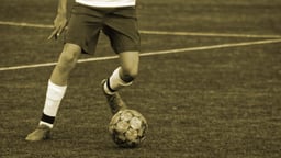 En Allsvenskan-spelare dribblar sig fram på plan. 