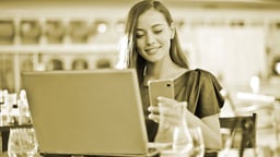 En kvinna besöker Golden Bull på datorn och mobilen.