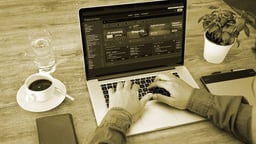 En person besöker Golden Bull på datorn.