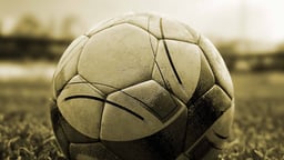 Fotbollsspelare tävlar om bollen