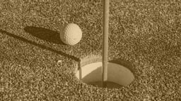 Golfboll på väg i ett hål under The Open.