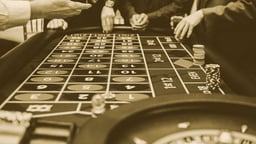 Några som spelar roulette på ett casino.