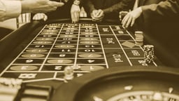 Några som spelar roulette på ett casino.