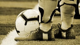 En närbild på ett par fotbollsskor.