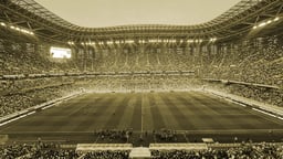 En stor fotbollsarena med en match där många spelar på livebetting på fotboll.