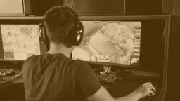 Spelare i headset fokuserar på en esportmatch.