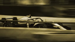 En F1 bil mitt under ett intensivt lopp.